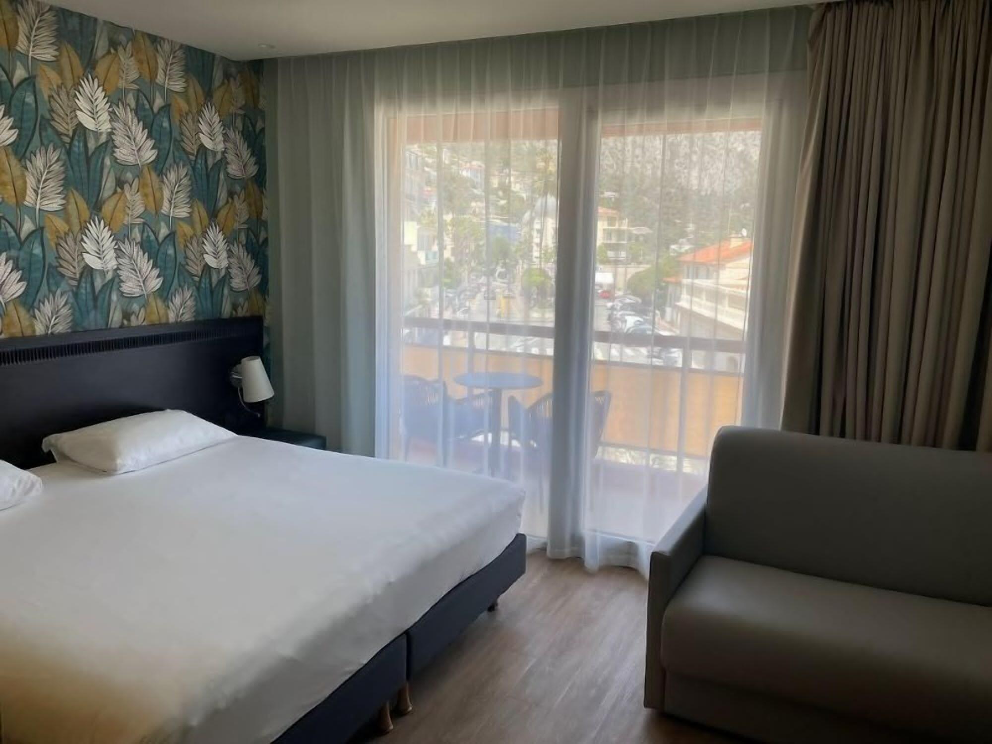 ibis Styles Beaulieu sur Mer Exterior foto