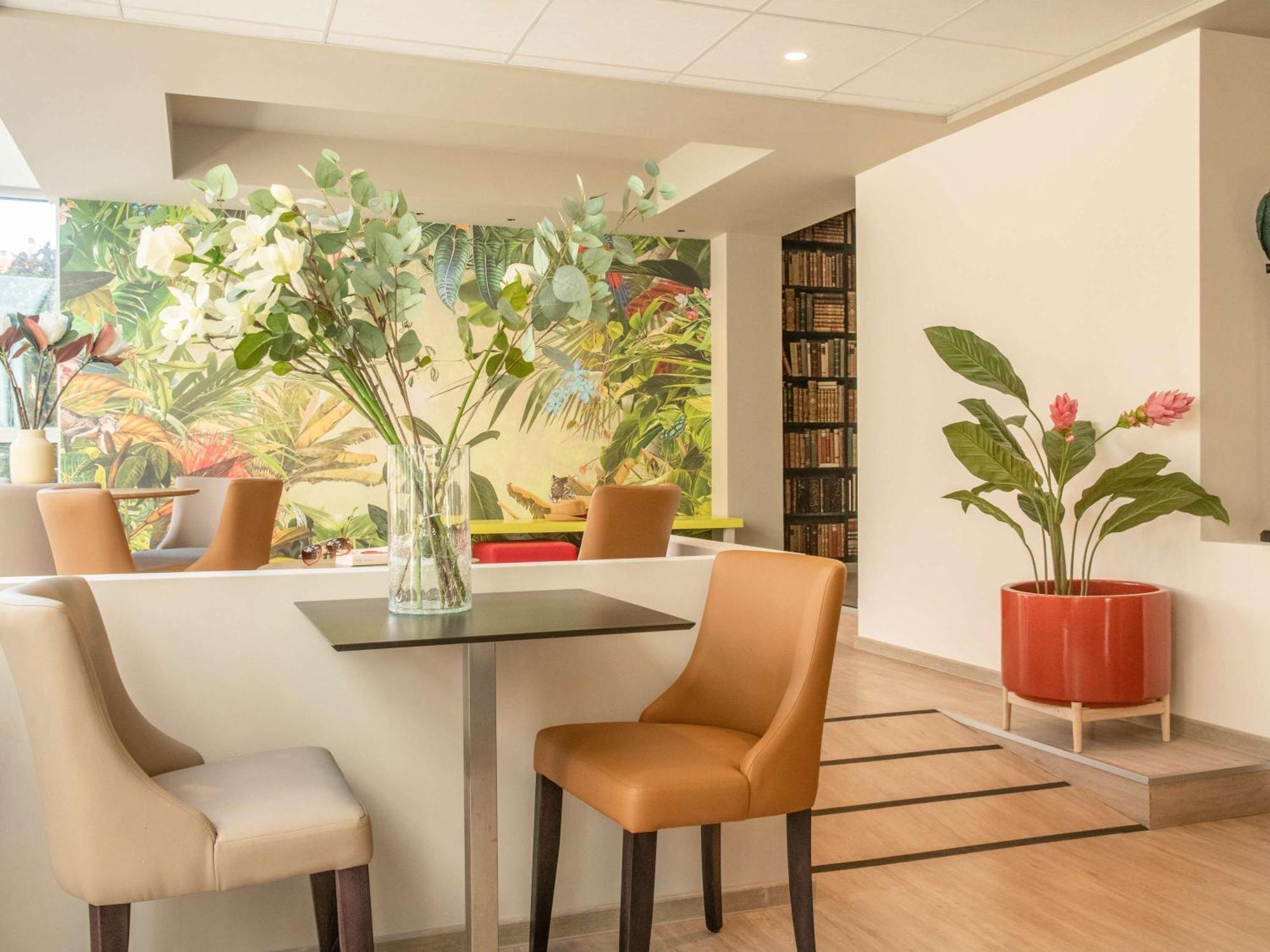 ibis Styles Beaulieu sur Mer Exterior foto