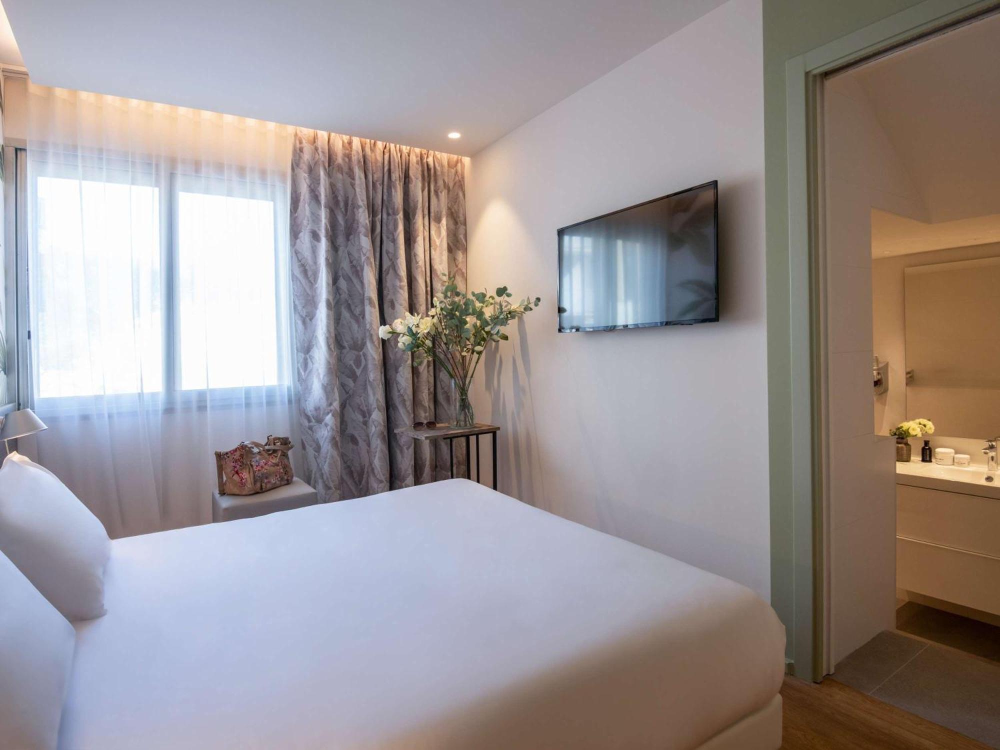 ibis Styles Beaulieu sur Mer Exterior foto