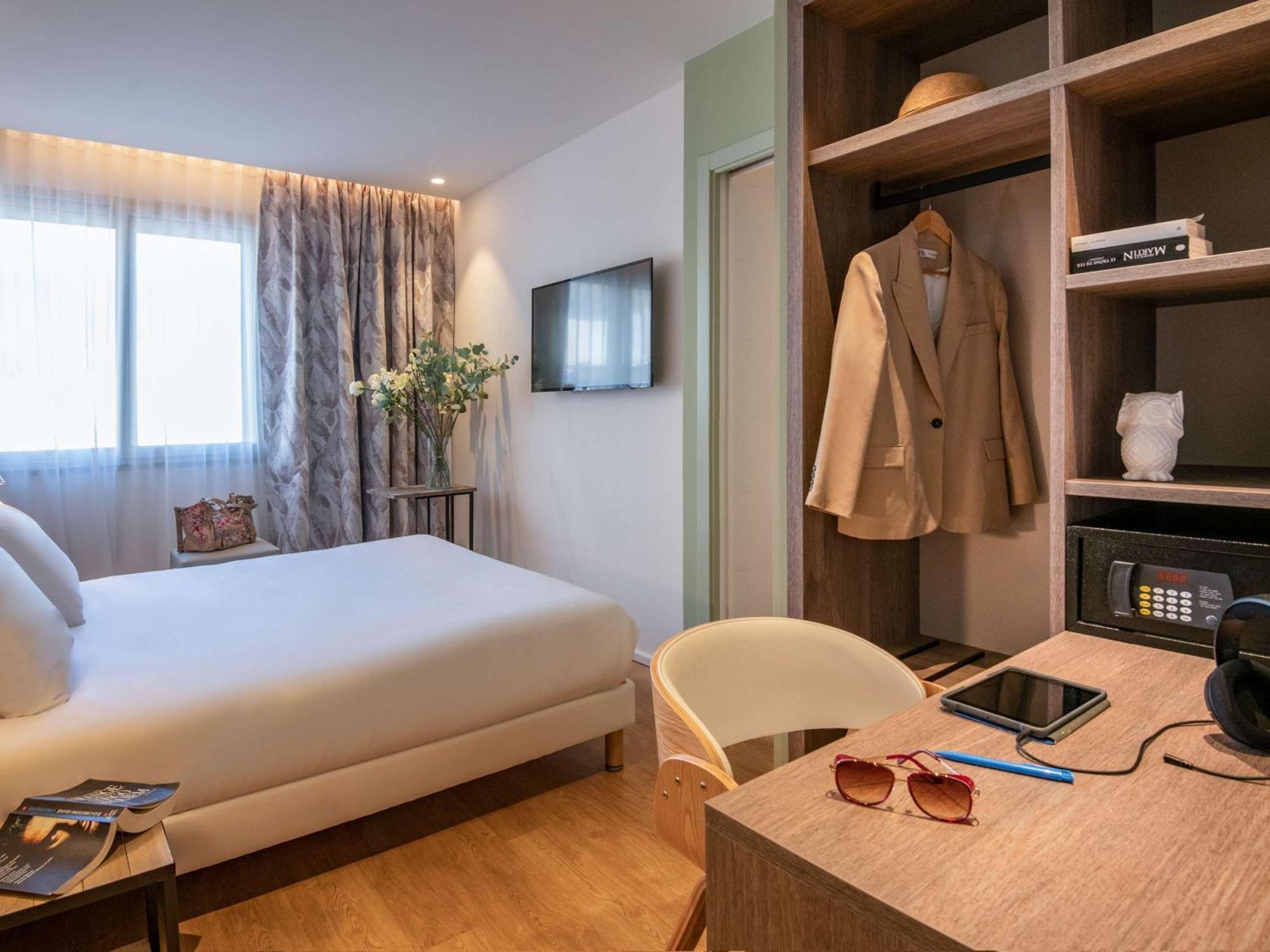 ibis Styles Beaulieu sur Mer Exterior foto
