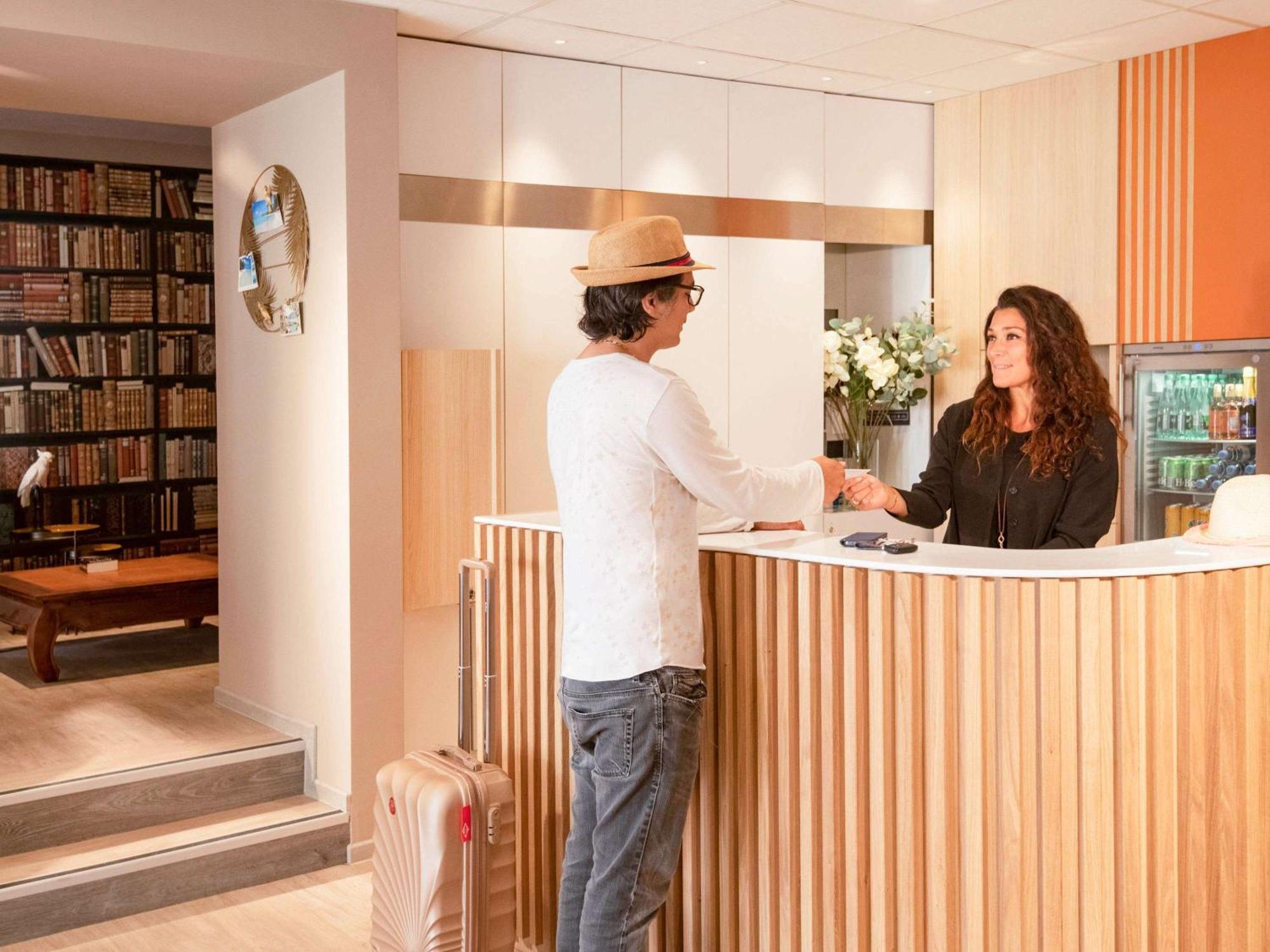 ibis Styles Beaulieu sur Mer Exterior foto